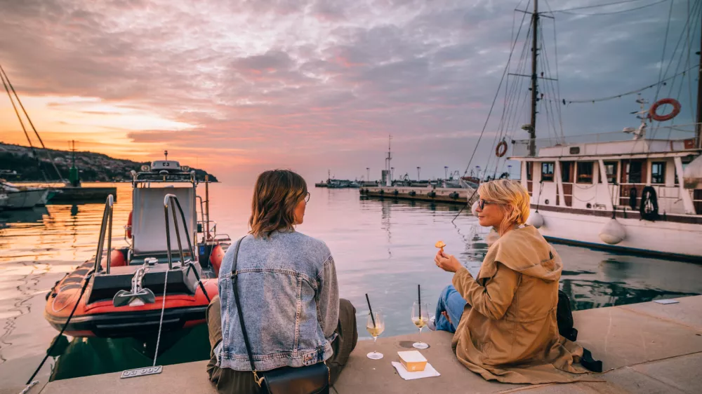 Vasica, ki je nastala na pobudo Zavoda za mladino, kulturo in turizem Koper, bo odprta vsak večer vse do konca poletja, od nedelje do četrtka med 18. in 23. uro, ob petkih in sobotah pa vse do polnoči.