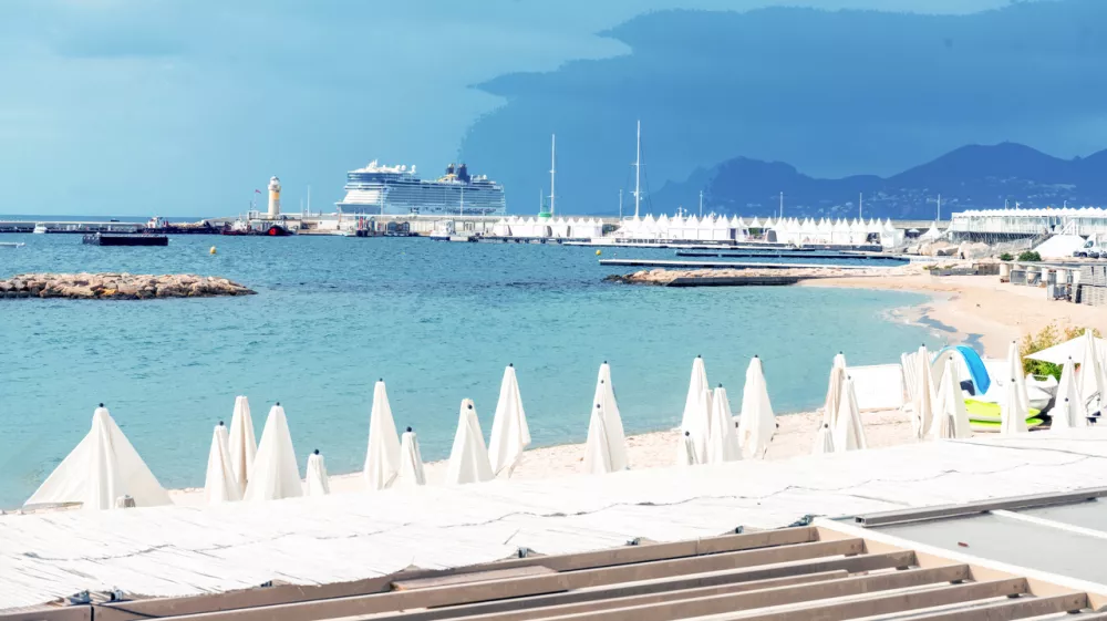Mesto Cannes bo z letom 2026 močno omejilo prihod velikih križark. Foto: iStock