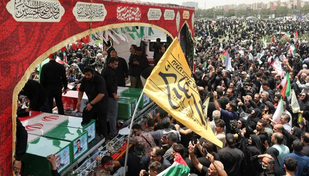 People attend the funeral procession of Iranian military commanders, nuclear scientists and others killed in Israeli strikes, in Tehran, Iran, June 28, 2025. Majid Asgaripour/WANA (West Asia News Agency) via REUTERS  ATTENTION EDITORS - THIS PICTURE WAS PROVIDED BY A THIRD PARTY / Foto: Majid Asgaripour
