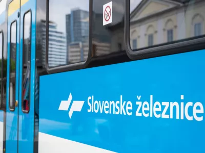 Ljubljana, zelezniska postaja.Podpis pogodbe za nabavo 20 novih potniskih vlakov.