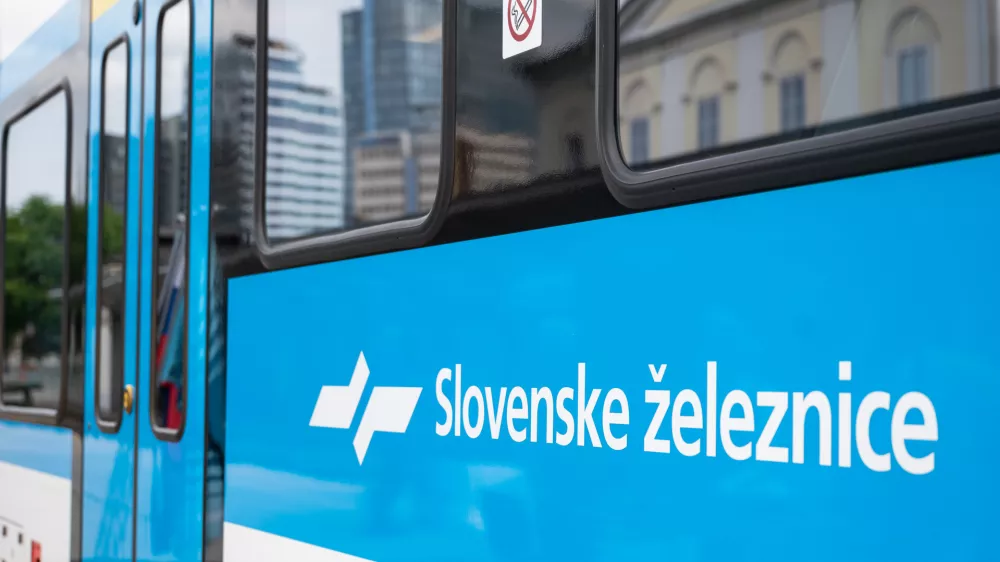 Ljubljana, zelezniska postaja.Podpis pogodbe za nabavo 20 novih potniskih vlakov.