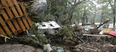 04 July 2025, US, Kerrville: Recreational vehicles and a car are roped off near the banks of the Guadalupe River in Ingram, TX after being swept away in early morning flooding on July 4, 2025. At least 24 people are dead in flooding; more than 200 rescued. Between 23 and 25 girls missing from Camp Mystic in Hill Country. Photo: San Antonio Express-News/Express-News via ZUMA Press Wire/dpa