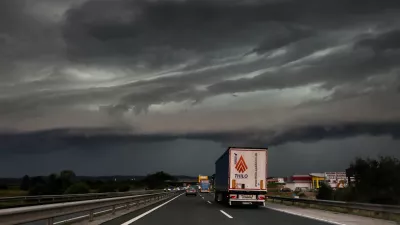 - Nevihta, nevihtni oblak. &Scaron;tajerska avtocesta Maribor Ljubljana, oblaki - PREGLED LETA 2023- 19.07.2023 &ndash; vreme - oranžno opozorilo za celotno Slovenijo &ndash; nevihtni pas - nevihte //FOTO: Bojan Velikonja