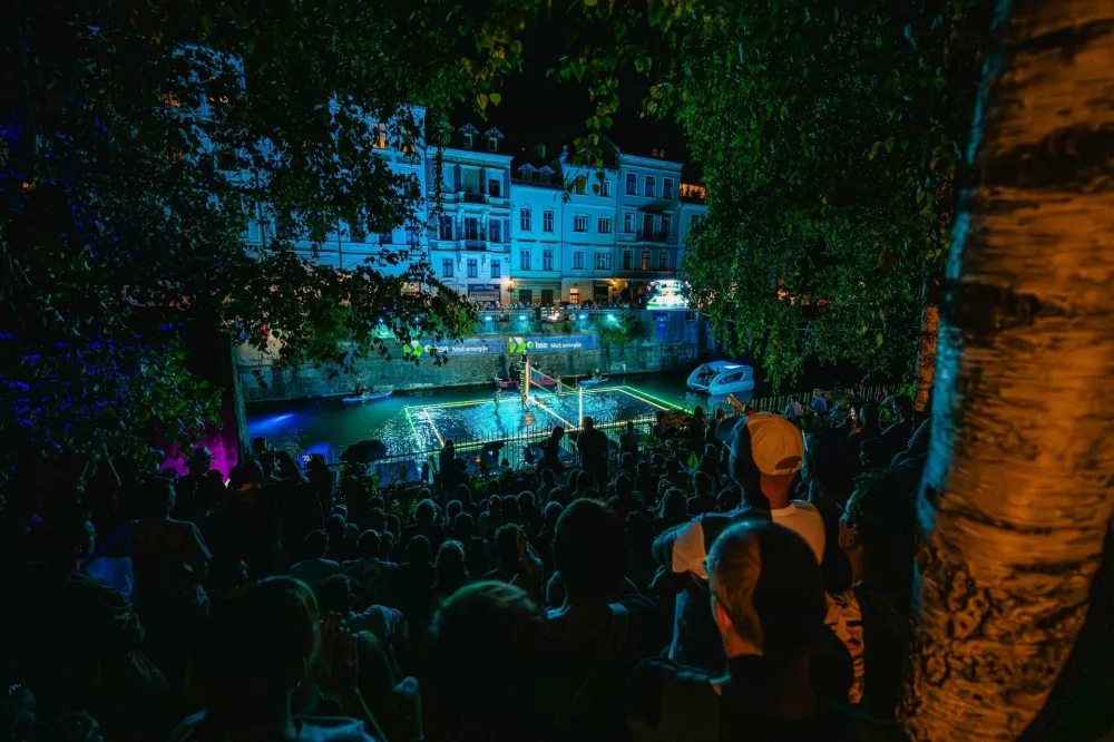 Gledalci, ki so napolnili bregove in mostove okoli prizori&scaron;ča, so navdu&scaron;eno pozdravili napete &scaron;portne boje, z glasnimi aplavzi pa nagradili &scaron;ove. Foto: Nik Bertoncelj