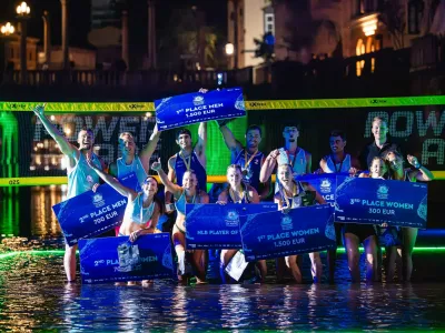 Glavno zgodbo Odbojke na vodi (Volleyball on Water) so spet spisali &scaron;portniki, ki so se v turnirju na izpadanje pomerili na atraktivnem osvetljenem odru, ki lebdi v Ljubljanici.  Foto: Nik Bertoncelj