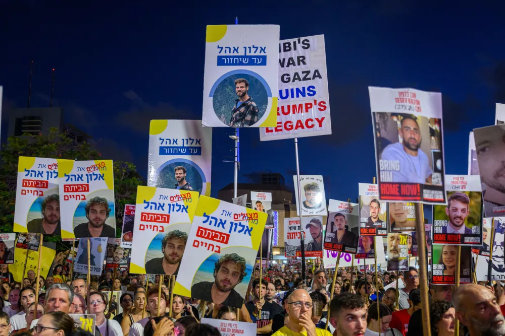 05 July 2025, Israel, Tel AvivDemonstrators hold pictures of Gaza Israeli hostages during a demonstration in favour of the release of all hostages held by the Palestinian militant group Hamas in the Gaza Strip., ahead of Israeli Prime Minister Netanyahua's upcoming meeting with US&nbsp;President Trump. PhotoIsrael Hadari/ZUMA Press Wire/dpa