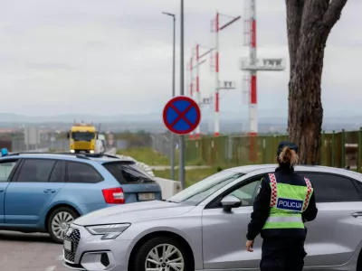 21.04.2022., Zemunik - Zemunik Donji - Danas oko 12.04 sati na zupanijskoj cesti ZC-422 kod podvoznjaka u Donjem Zemuniku dogodila se prometna nesreca s poginulim osobama u kojoj su, sudjelovali osobni i teretni automobil Photo: Sime Zelic/PIXSELL