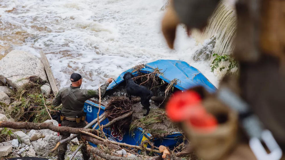 05 July 2025, US, Ingram: A K9 unit with the Texas Game Warden conducts searches in flood damaged areas next to Camp Mystic in Hunt. Photo: San Antonio Express-News/Express-News via ZUMA Press Wire/dpa