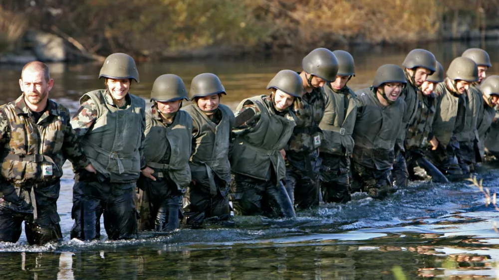 - reka Vipava - terensko usposabljanje vojakov prostovoljcev - - pripadniki generacije vojakov prostovoljcev, ki so na služenju v Vipavi, so se spopadli z mrzlo in precej deročo reko Vipavo- 13.11.2015 - Slovenska vojska (SV) - Ve&scaron;činski center Vipava - prostovoljno služenje voja&scaron;kega roka - vojak prostovoljec - vojak na prostovoljnem služenju voja&scaron;kega roka - //FOTO: Tomaž SkaleOPOMBA: ZA OBJAVO V PRILOGI &ndash; DNEVNIKOV OBJEKTIV - REPORTAŽA 2015 / Foto: Tomaž Skale
