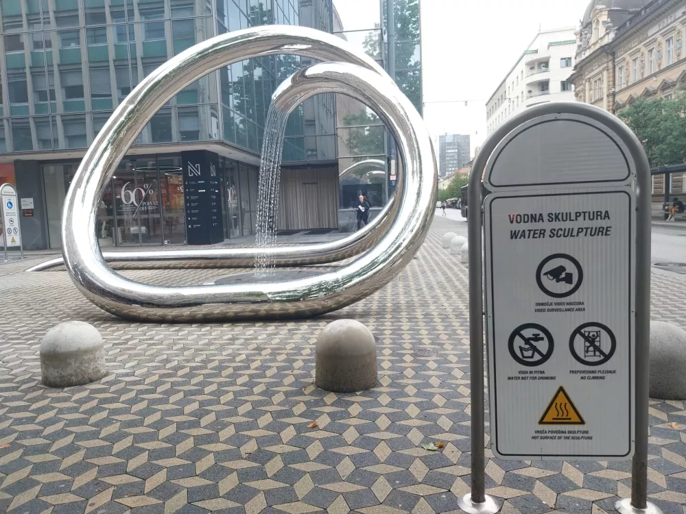 Vodna skulptura na Slovenski cesti