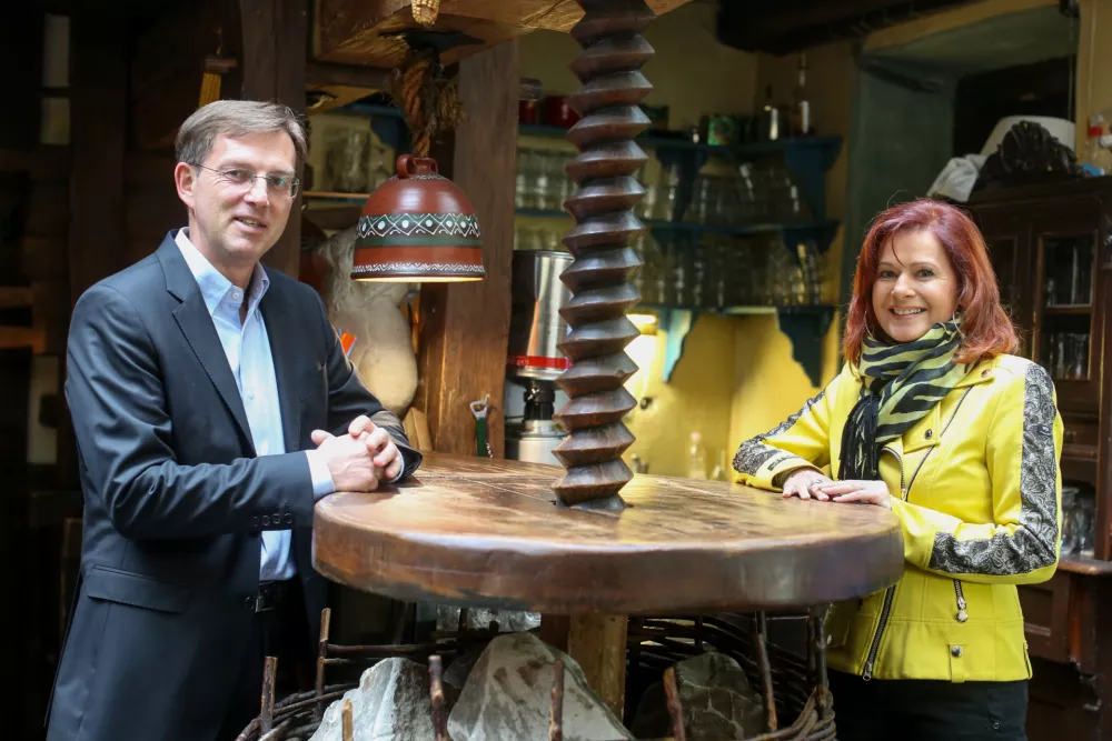 predsednik vlade Miro CerarSimona Vodopivec- 12.05.2016 - ambasador dobre volje je v gostilni Sokol gostil premierja Mira Cerarja -  //FOTO: Bojan Velikonja