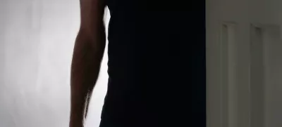 Osumljeni se je spravil nad družinske člane, še posebej hudo nad mamo. Fotografija je simbolična. F Reuters