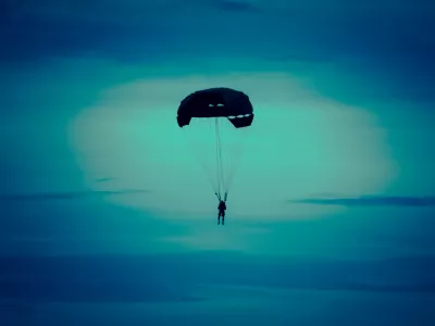 Skok s padalom ponoči je zelo nevarno, zato so mnogi prepričani, da zločinec ni preživel. Slika je seveda simbolična. / Foto: Istock