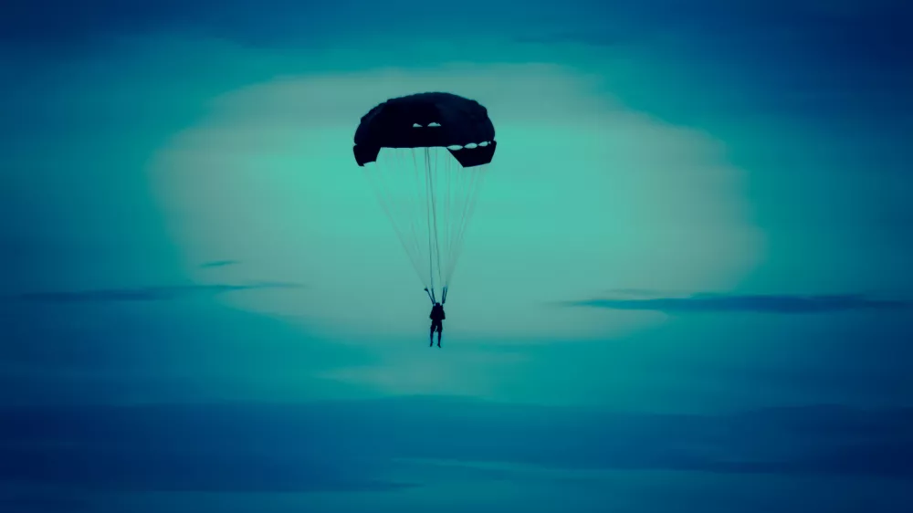 Skok s padalom ponoči je zelo nevarno, zato so mnogi prepričani, da zločinec ni preživel. Slika je seveda simbolična. / Foto: Istock