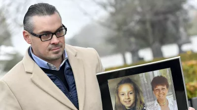 David Van De Steen je bil kot devetletni deček ob napadu tolpe ranjen. Nosi sliko žrtev enega od pokolov. / Foto: Profimedia