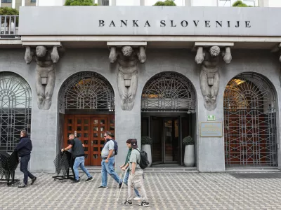 Veliko denarja v bankah, a brez vezave