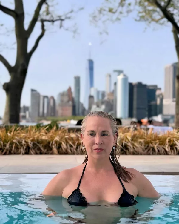 Nina Ivanič je naturistka, čeprav se na sliki iz New Yorka mesec ali dva nazaj, tega ne da povsem videti. 