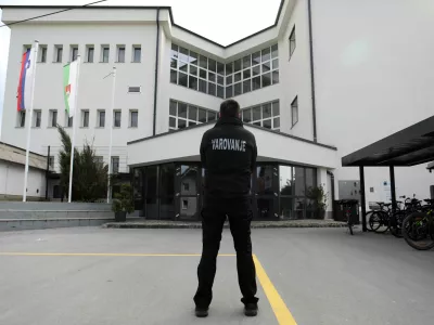 Varnostnika sta obiskovalcu koncerta po&scaron;kodovala ramo