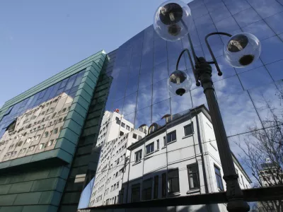 - 13.01.2015 - zaprta Modna hi&scaron;a na Nazorjevi ulici - Energetska izkaznica - energetska unčinkovist - nepremičnine - varčna stavba -  arhitektura - odsev SKB banka, ogledalo, steklena hi&scaron;a - fasada//FOTO: Tomaž Skale