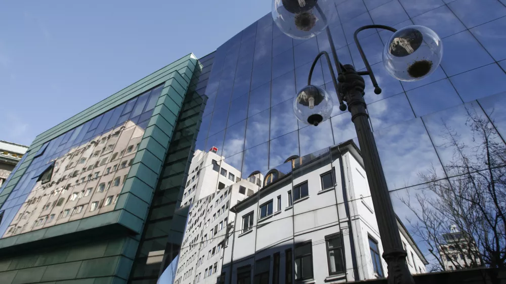 - 13.01.2015 - zaprta Modna hi&scaron;a na Nazorjevi ulici - Energetska izkaznica - energetska unčinkovist - nepremičnine - varčna stavba -  arhitektura - odsev SKB banka, ogledalo, steklena hi&scaron;a - fasada//FOTO: Tomaž Skale