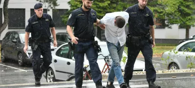 Emanuel Rep v spremstvu policistov na zaslišanje v Varaždinu. Sumijo ga umora mame s sekiro ter poskusa umorov polbrata in očima. 