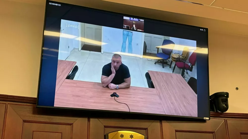 Poskus uboja: Tožilstvo ne verjame, da se je žrtev sama nasadila na nož