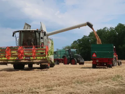 Prekmurje, Goričko, polje, p&scaron;enica, žetev, kombajn. Foto: Tatjana Pihlar 