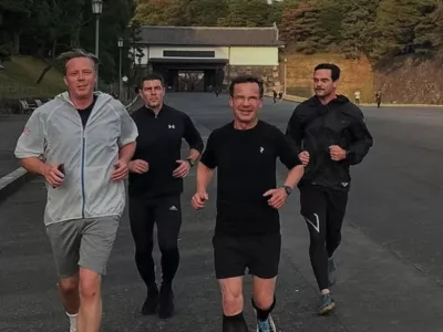 &Scaron;vedski premier Ulf Kristersson (spredaj desno) je zagret tekač.