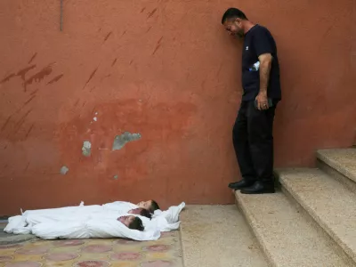  SENSITIVE MATERIAL. THIS IMAGE MAY OFFEND OR DISTURB  A mourner reacts next to the bodies of Palestinian brothers, Yahia, Mussa, and Ibraheem Jadallah, who were killed along with their mother, Asya, in an overnight Israeli strike on their house, according to medics, at Nasser hospital in Khan Younis, in the southern Gaza Strip, July 10, 2025. REUTERS/Hatem Khaled   TPX IMAGES OF THE DAY / Foto: Hatem Khaled