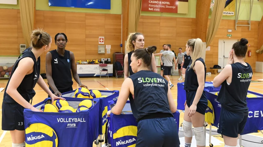 Slovenska ženska odbojkarska reprezentanca ta čas trenira v Kranjski Gori.