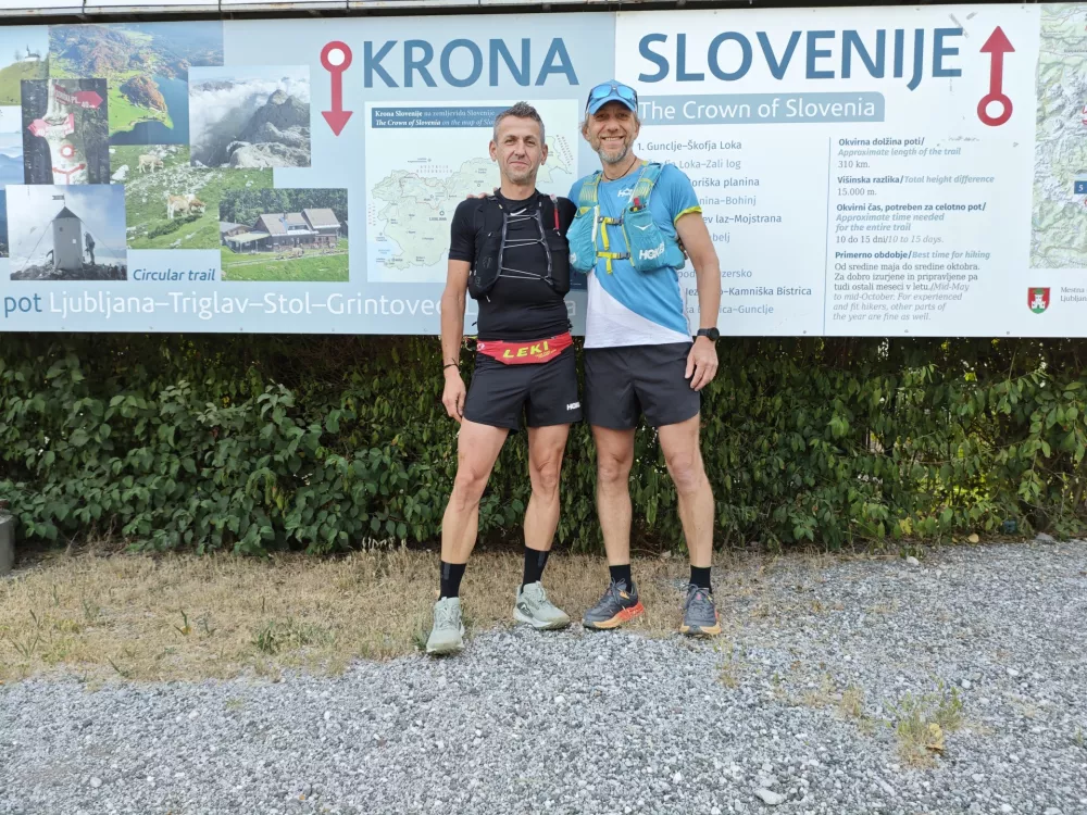 Ultramaratonca Matej Hribar (desno) in Aljo&scaron;a Smolnikar na začetku svojega izziva v Guncljah
