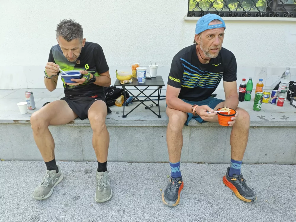 "Na pražen želode je vsak cilj lahko predaleč," sta vidno utrujena tekača na Ljubelju komentirala toplo malico. F osebni arhiv