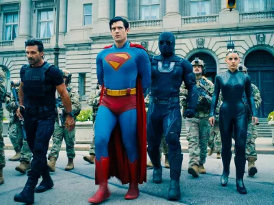 Superman spet nosi spodnjice čez hlače