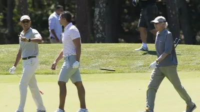 Barack Obama in Larry David leta 2015 med partijo golfa. / Foto: Profimedia&nbsp;