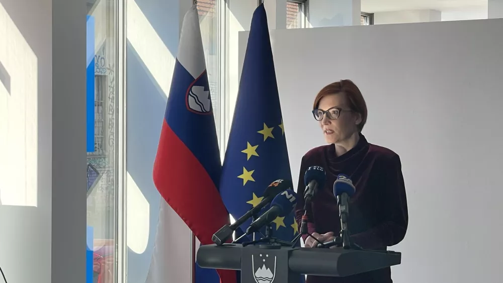 Ljubljana, ministrstvo za kulturo. Ministrica za kulturo Asta Vrecko je dala izjavo za medije glede zacetka zbiranja podpisov za referendum o dodatku k pokojninam za izjemne umetniske dosezke. 