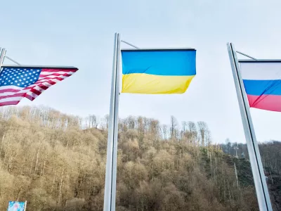 FILED - 10 March 2014, Russia, Sochi: (L-R) flags of the USA, Ukraine and Russia wave on their masts. Representatives of Russia have arrived in Geneva ahead of negotiations with the United States against the backdrop of the Ukraine crisis. Photo: picture alliance / dpa