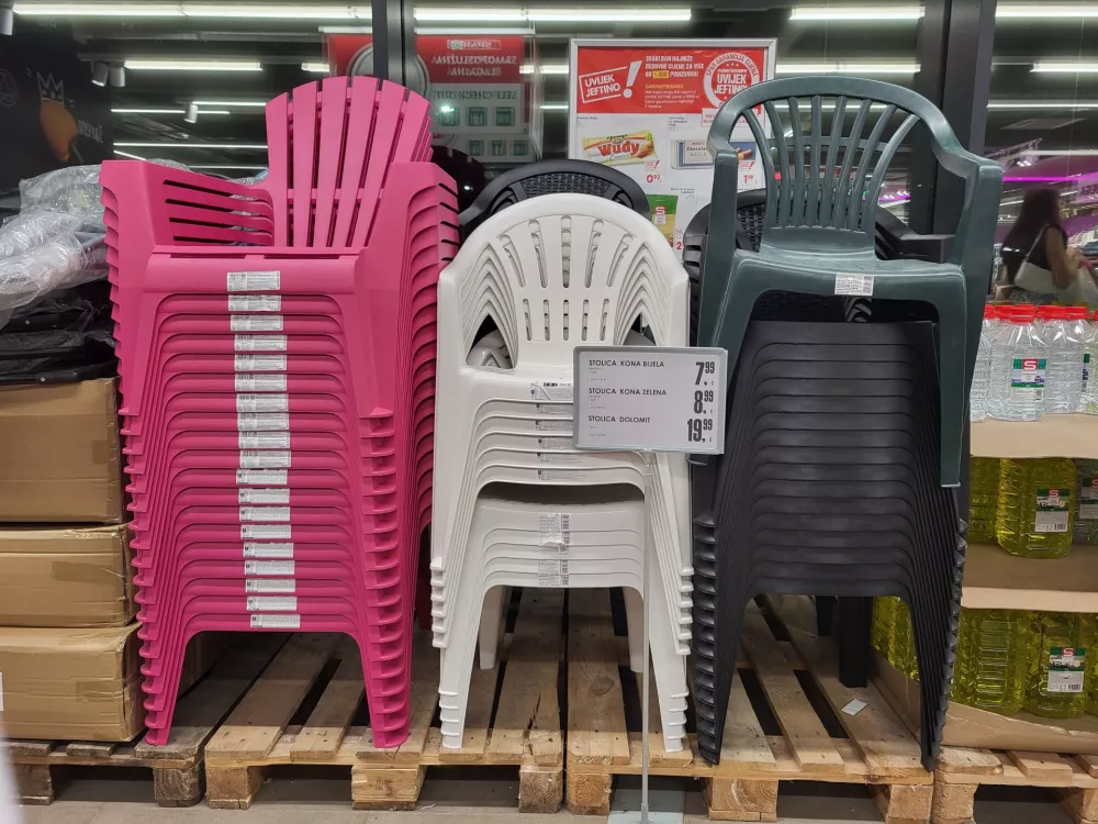 plastični stol, Umag / Foto: Katja Gle&scaron;čič 