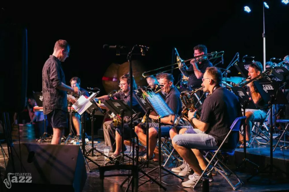 Big Band Cerknica (BBC) so stari prijatelji festivala MareziJazz in &scaron;e eni od začetnikov novega (na)vala big bandov v Sloveniji. F Daniel &Scaron;kerjanc