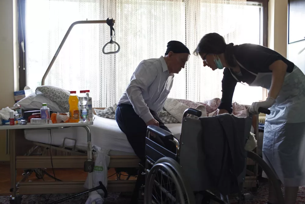 socialna oskrbovalka Ožbolt Zvezdana - socialna oskrba na domu - pomoč starej&scaron;im in bolnim - nega - starostniki //FOTO: Luka Cjuha