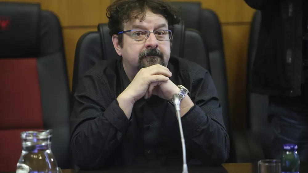 Damijan Perne, Več za Kranj   - 24.02.2016 - Mestna občina Kranj - Kranjski mestni svetniki na izredni seji prisluhnili pojasnilom župana Bo&scaron;tjana Trilarja v zvezi s prometno nesrečo, ki jo je povzročil pod vplivom alkohola   ///FOTO: Jaka Gasar