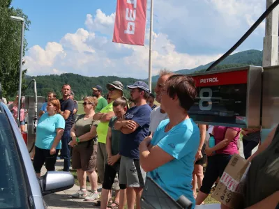 Črni Vrh nad Idrijo, bencinski servis Petrol, protest ob zaprtju
