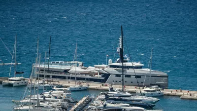 Luksuzna jahta Jeffa Bezosa je dolga kar 127 metrov in vredna približno 462 milijonov evrov. F Pixsell 