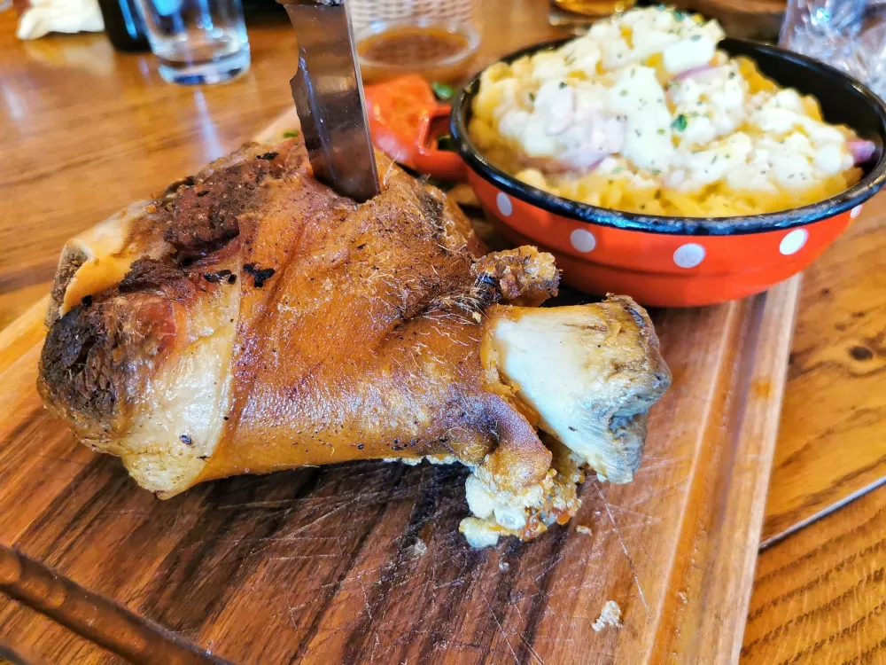 Slabo oči&scaron;čena svinjska krača