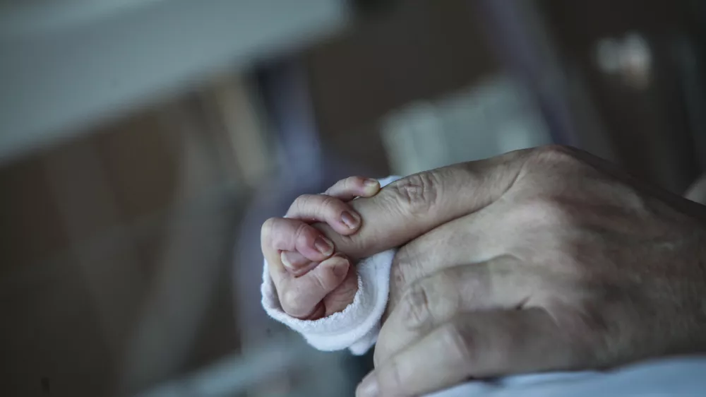 - 2.12.2013 - Pediatrična klinika UKC v Ljubljani - Klinični oddelek za neonatologijo ob 60-letnici delovanja, kjer sprejemajo novorojenčke iz vseh slovenskih porodni&scaron;nic, usmerjeni pa so v specialno diagnostiko bolnih novorojenčkov in nedono&scaron;enčkov.      //FOTO: Luka Cjuha