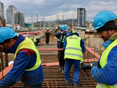 Četrti mesec zapored več delovno aktivnih, a jih je manj kot lani
