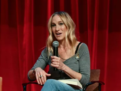 2R44HJ2 Sarah Jessica Parker attends the US Book Show at the NYU Kimmel Center on May 24, 2033 in New York City.