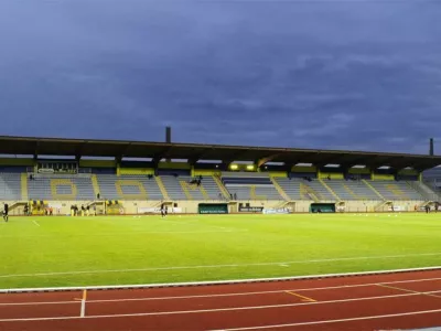 Na Stadionu, ki je v upravljanju Zavoda za &scaron;port in rekreacijo Domžale, je na strehi pokrite zahodne tribune pri&scaron;lo do po&scaron;kodbe, zaradi katere na tribuni ni mogoče zagotavljati primerne varnosti za obiskovalce in druge uporabnike.