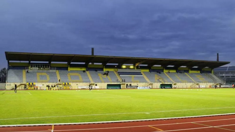 Na Stadionu, ki je v upravljanju Zavoda za &scaron;port in rekreacijo Domžale, je na strehi pokrite zahodne tribune pri&scaron;lo do po&scaron;kodbe, zaradi katere na tribuni ni mogoče zagotavljati primerne varnosti za obiskovalce in druge uporabnike.