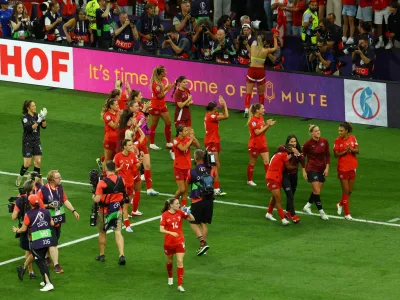 Soccer Football - UEFA Women's Euro 2025 - Group A - Finland v Switzerland - Stade de Geneve, Geneva, Switzerland - July 10, 2025 Switzerland's Riola Xhemaili with teammates celebrate after the match REUTERS/Bernadett Szabo