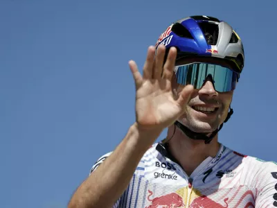 Cycling - Tour de France - Stage 7 - Saint-Malo to Mur-De-Bretagne Guerledan - Saint-Malo, France - July 11, 2025 Red Bull - BORA - Hansgrohe's Primoz Roglic waves at spectators before stage 7 REUTERS/Benoit Tessier